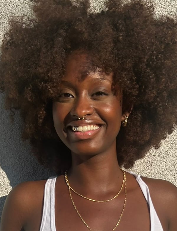 Vrouwelijk model met bruin haar jenay