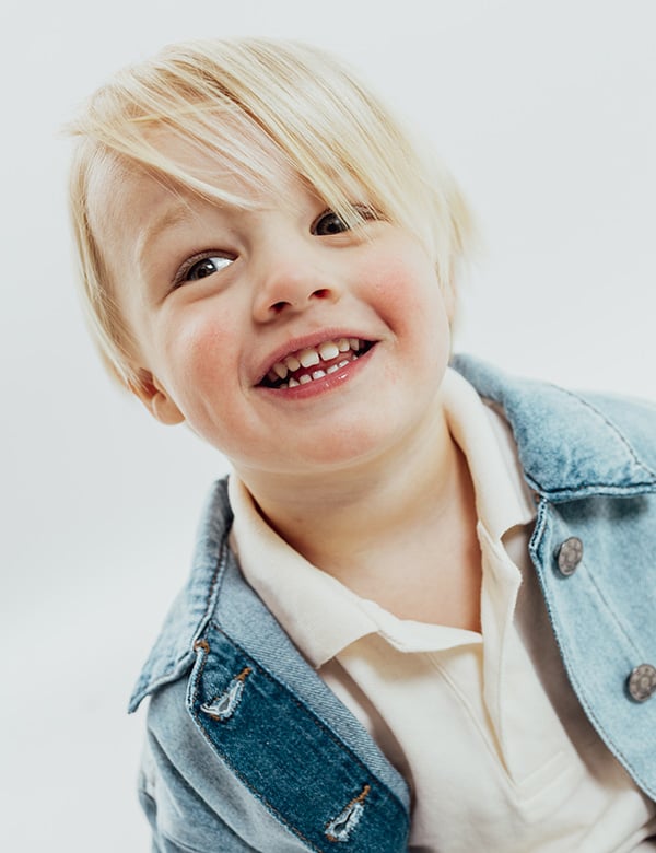 kindermodel met kort blond haar Keesie.