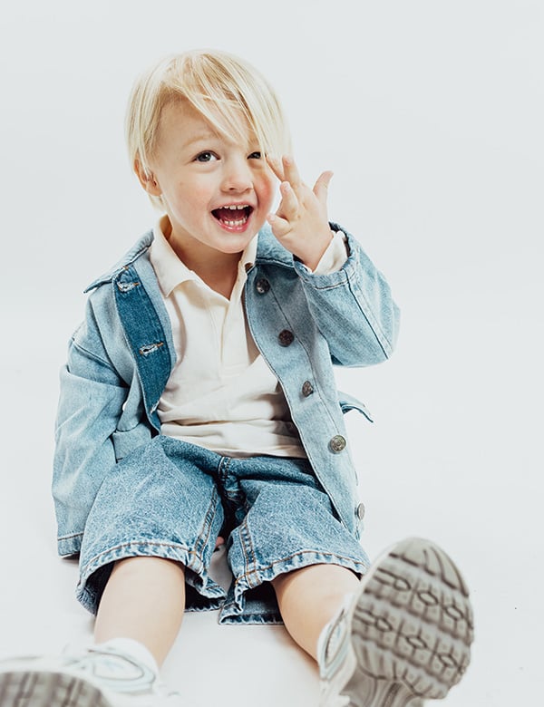 kindermodel met kort blond haar Keesie.