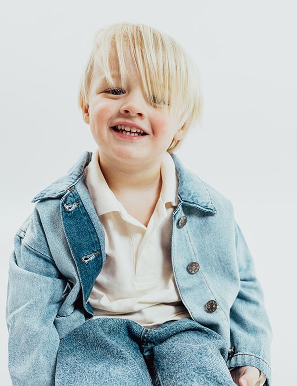 kindermodel met kort blond haar Keesie.