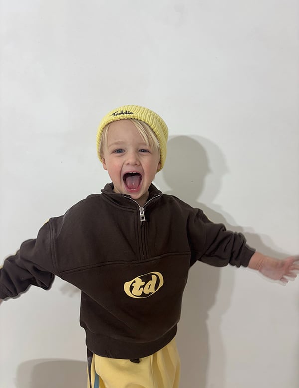 kindermodel met kort blond haar Keesie.