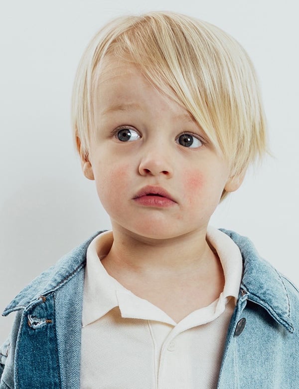 kindermodel met kort blond haar Keesie.