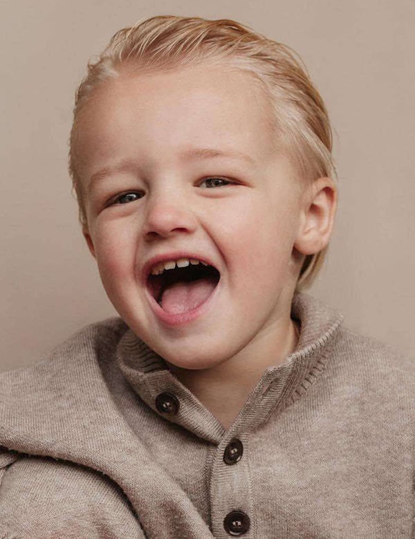 Kindermodel met kort blond haar keesie.
