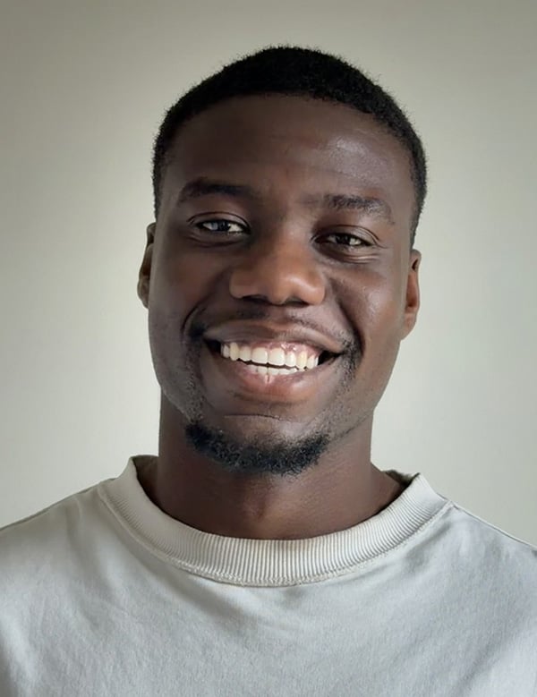 Mannelijk model met donker haar kindory