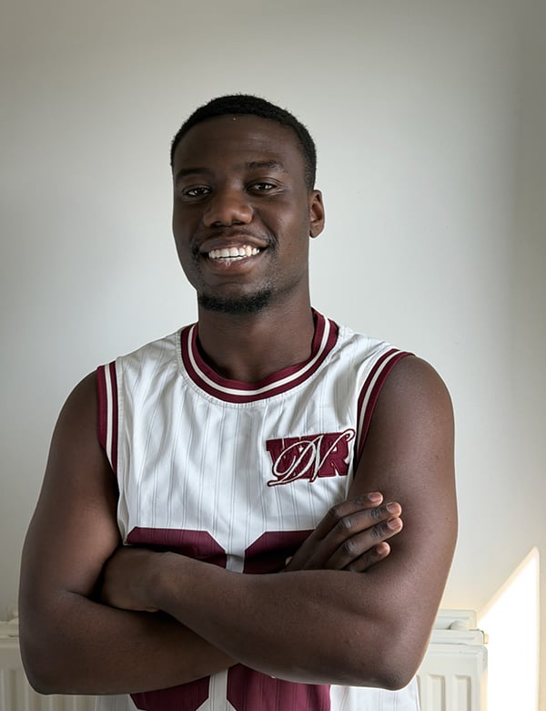 mannelijk model met donker haar Kindory