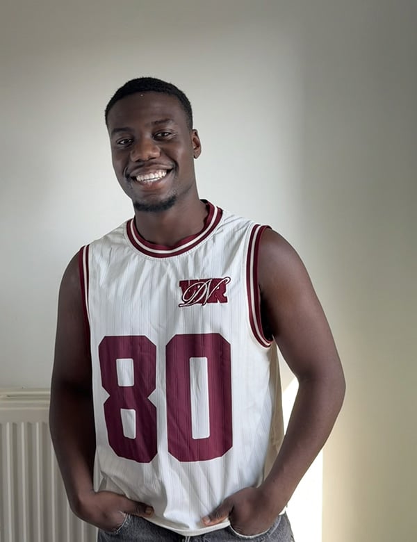 mannelijk model met donker haar Kindory