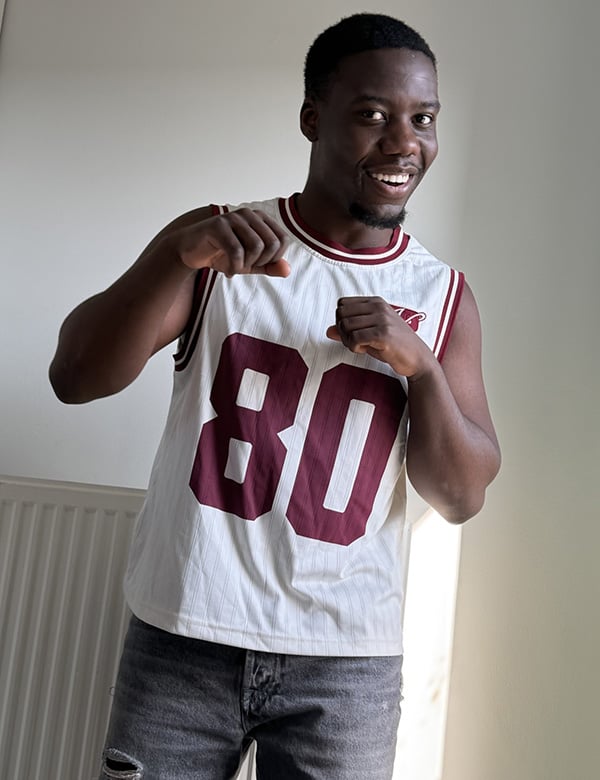 mannelijk model met donker haar Kindory