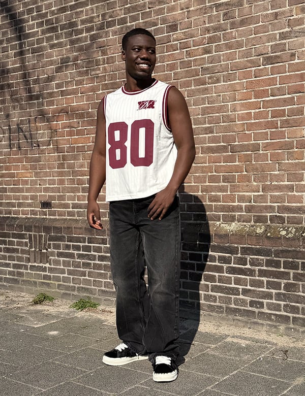 mannelijk model met donker haar Kindory