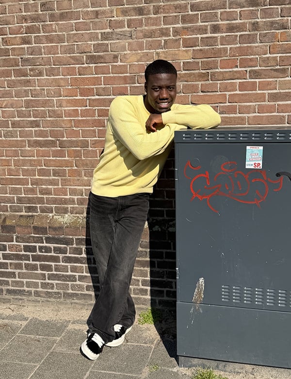 mannelijk model met donker haar Kindory