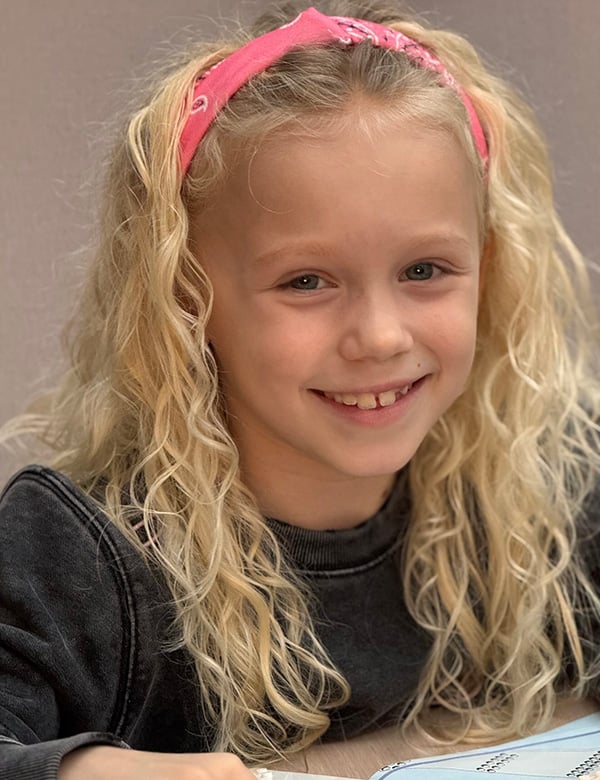 Kindermodel met blond haar laurie k.