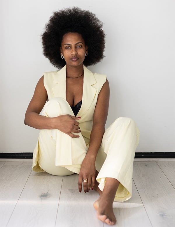 Vrouwelijk model met zwart haar Lemlem