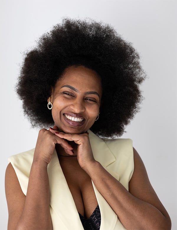 Vrouwelijk model met zwart haar Lemlem