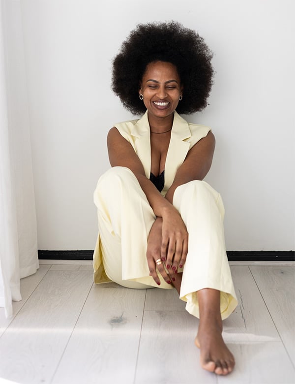 Vrouwelijk model met zwart haar Lemlem