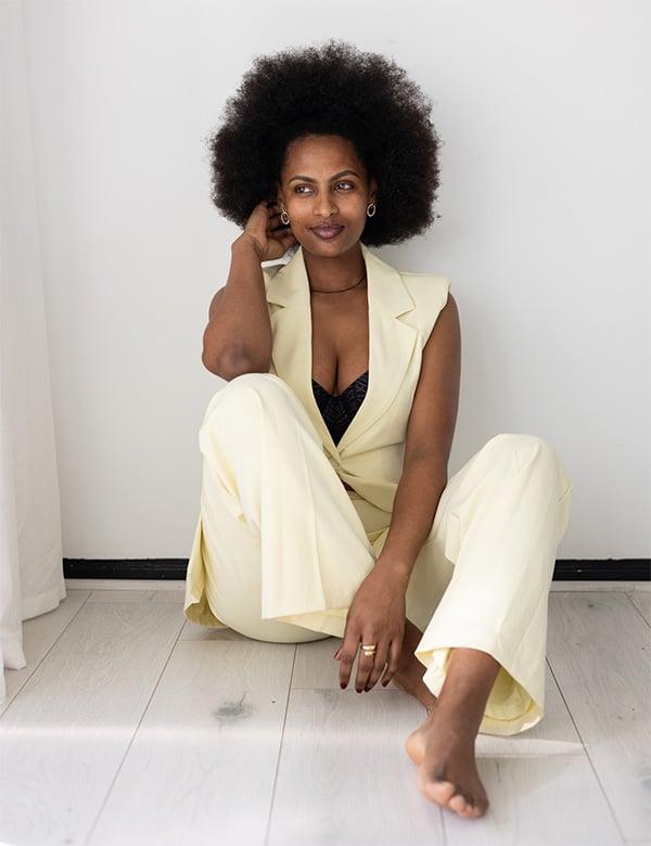 Vrouwelijk model met zwart haar Lemlem