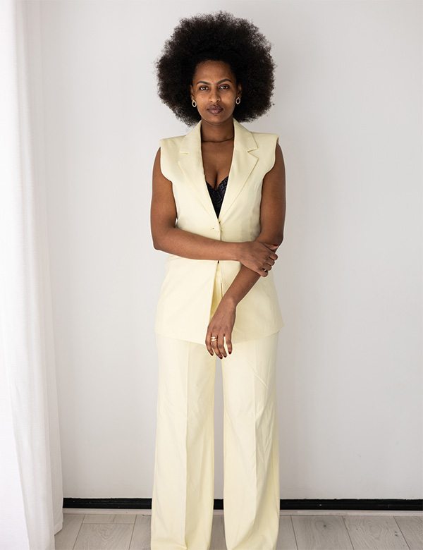 Vrouwelijk model met zwart haar Lemlem