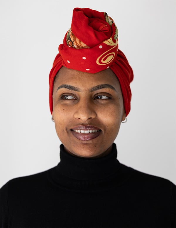 Vrouwelijk model met zwart haar Lemlem