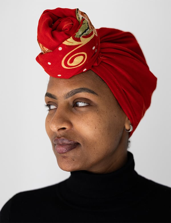 Vrouwelijk model met zwart haar Lemlem