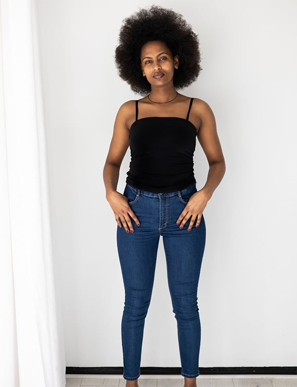 Vrouwelijk model met zwart haar Lemlem