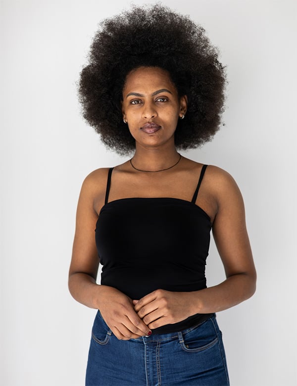 Vrouwelijk model met zwart haar Lemlem