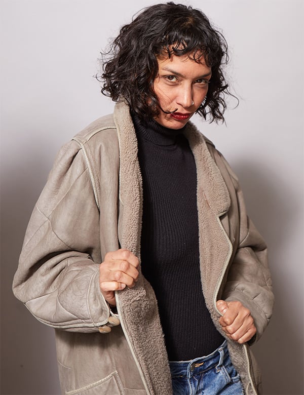 Vrouwelijk model met bruin haar Letícia