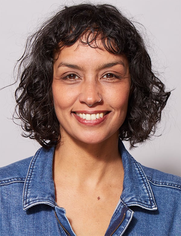 Vrouwelijk model met bruin haar letícia