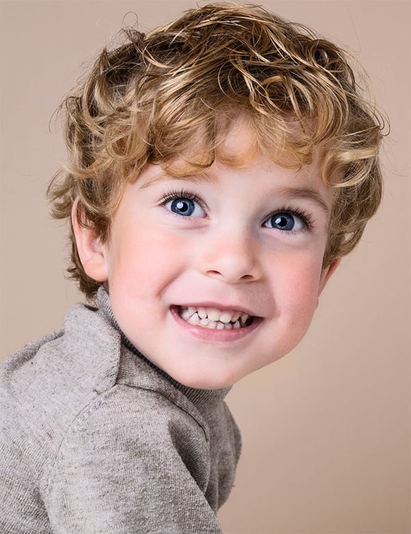 Kindermodel met blond haar levi s.