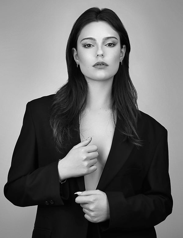 vrouwelijk model met donker haar Mare K.