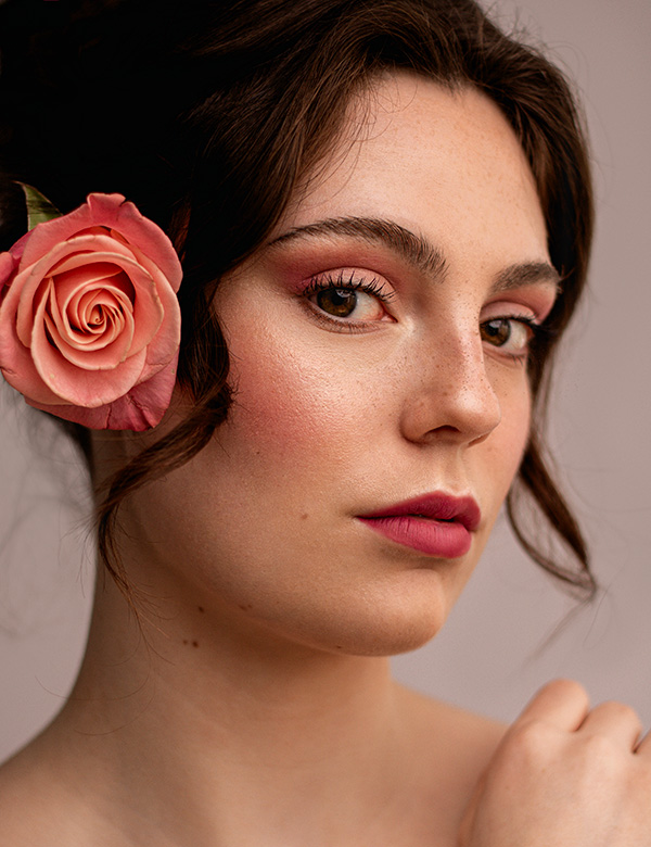 vrouwelijk model met donker haar Mare K.