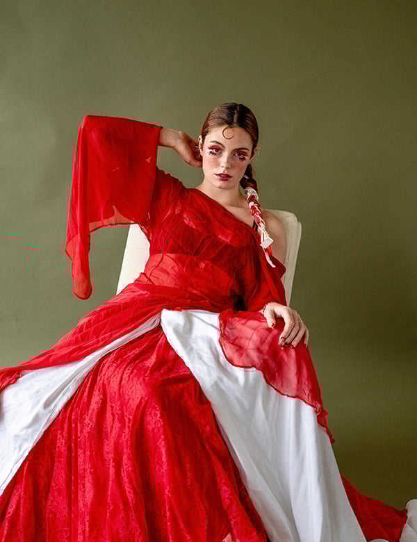 vrouwelijk model met donker haar Mare K.