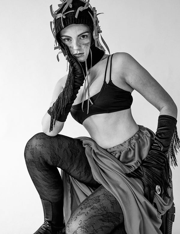 vrouwelijk model met donker haar Mare K.