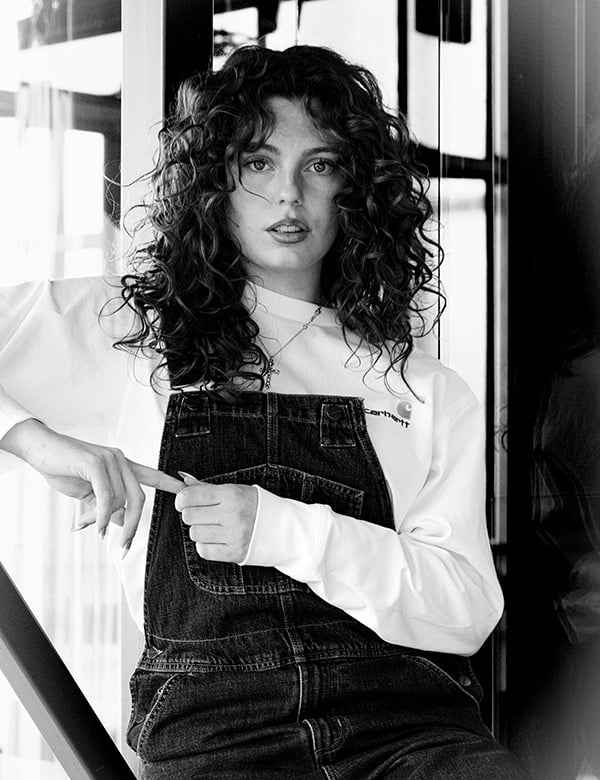 vrouwelijk model met donker haar Mare K.