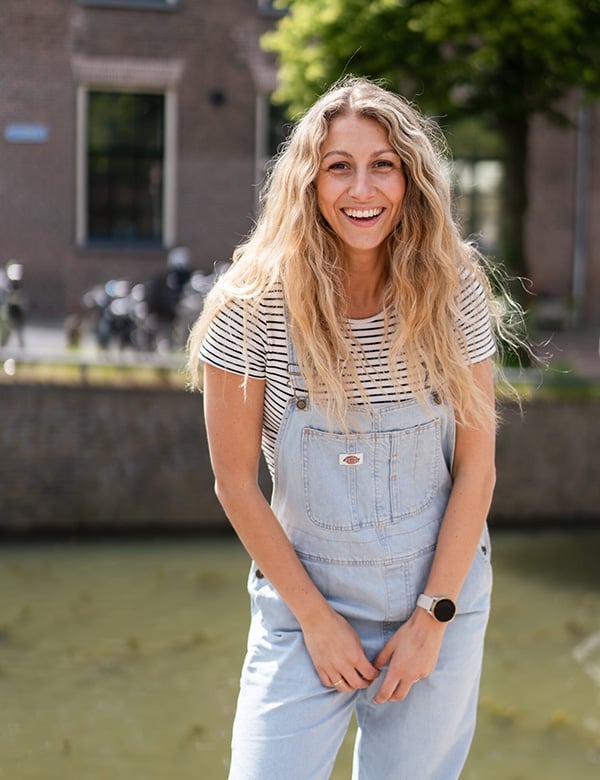 vrouwelijk model met blond, golvend haar Michelle B.