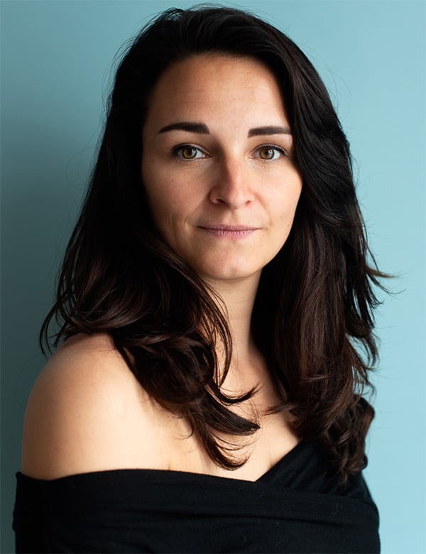 Vrouwelijk model met donkerbruin haar Nori M.