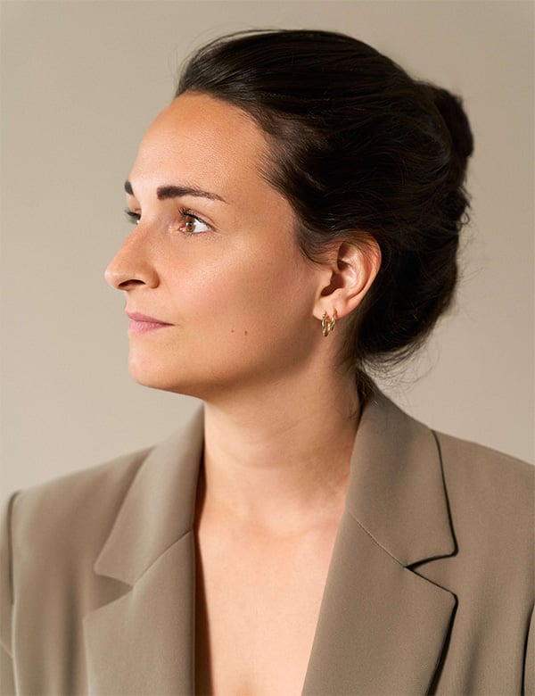 Vrouwelijk model met donkerbruin haar Nori M.