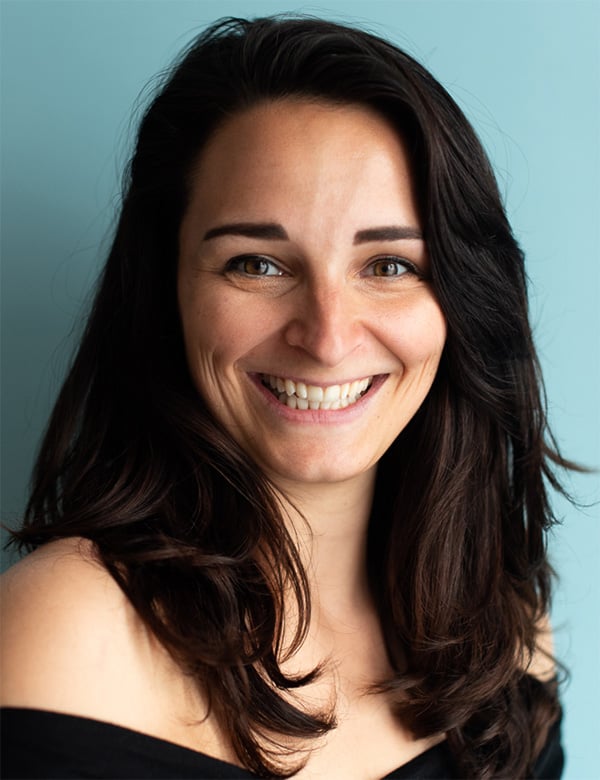 Vrouwelijk model met donkerbruin haar nori m.