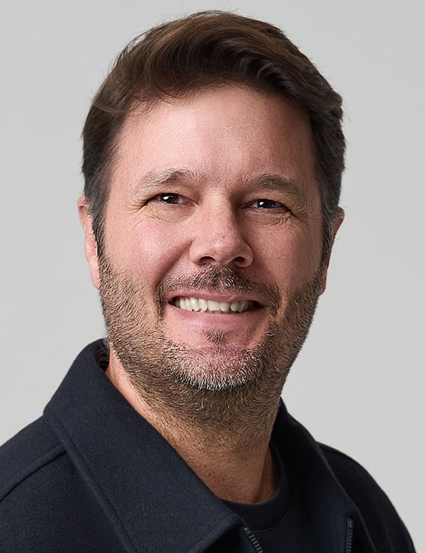 Mannelijk model met donker haar rogier b.