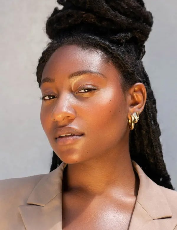 Vrouwelijk model met donker haar rubiën.