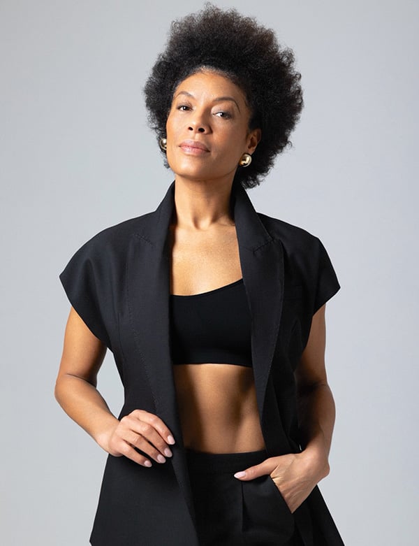 vrouwelijk model met kroeshaar Sabine V.