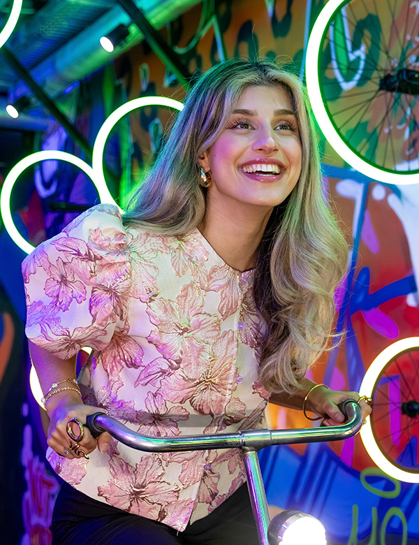 vrouwelijk model met donkerblond haar Sarah A.