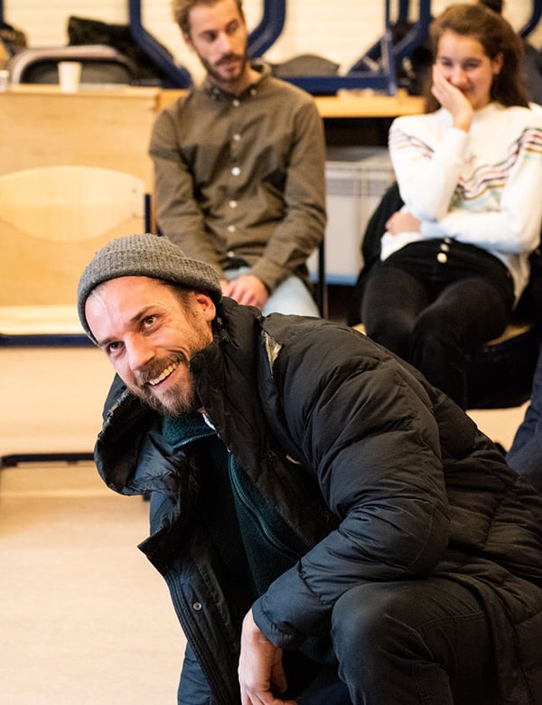 mannelijk model met donker haar Serge