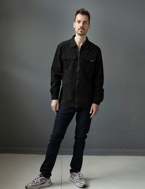 mannelijk model met donker haar Serge