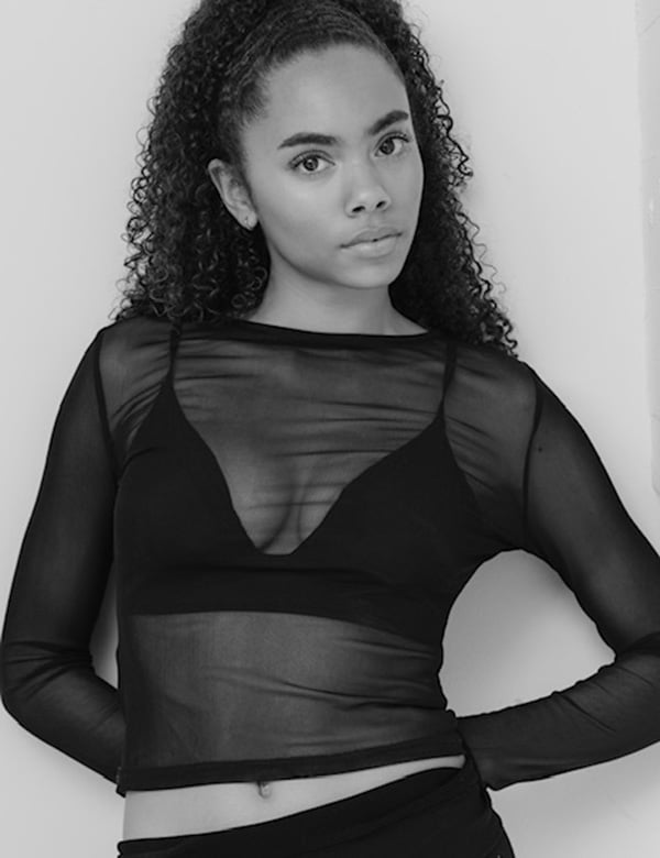 vrouwelijk model met donkere krullen Sophia M.