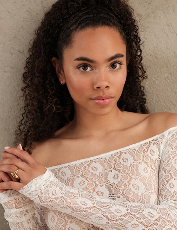 vrouwelijk model met donkere krullen Sophia M.