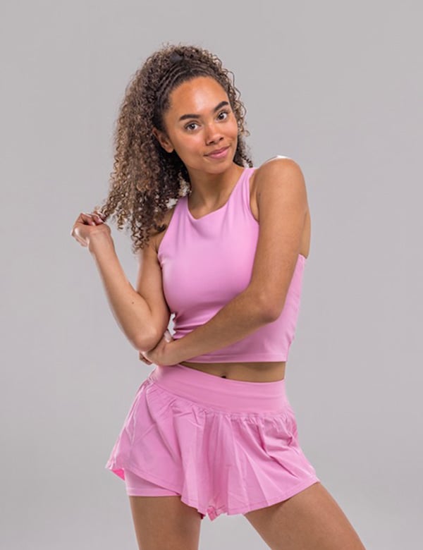 vrouwelijk model met donkere krullen Sophia M.