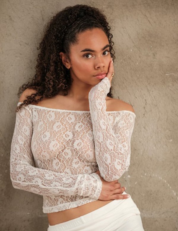 vrouwelijk model met donkere krullen Sophia M.