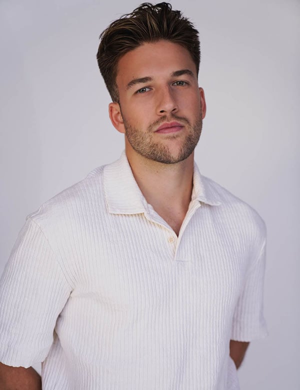 mannelijk model met bruin haar Tom Klo.