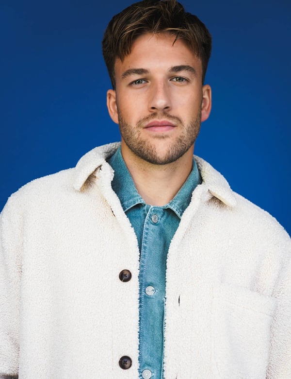 mannelijk model met bruin haar Tom Klo.