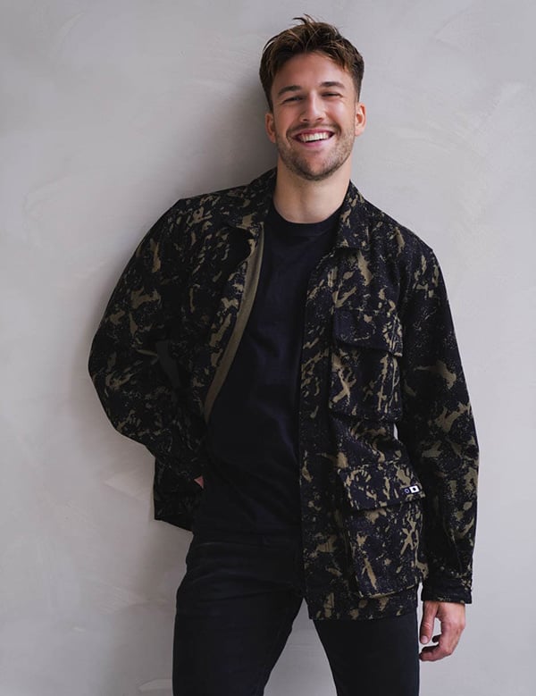 mannelijk model met bruin haar Tom Klo.