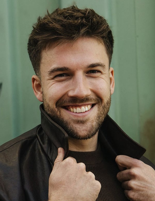 Mannelijk model met bruin haar tom klo.