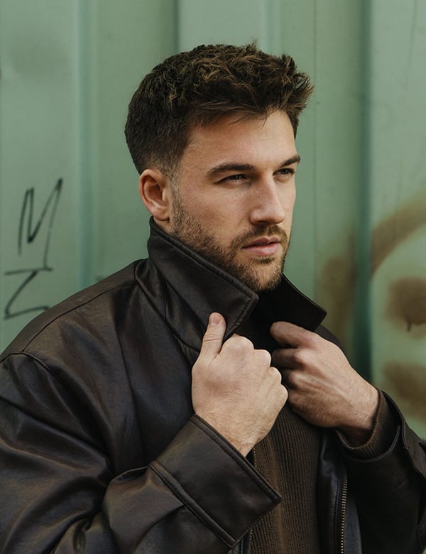 mannelijk model met bruin haar Tom Klo.